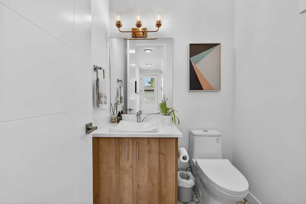 8124 47 Avenue NW Calgary AB T3B1Z5