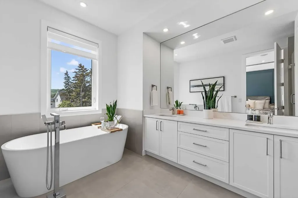 8124 47 Avenue NW Calgary AB T3B1Z5