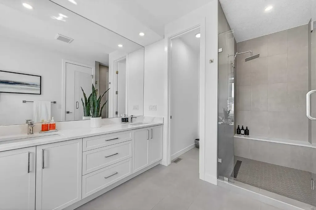 8124 47 Avenue NW Calgary AB T3B1Z5