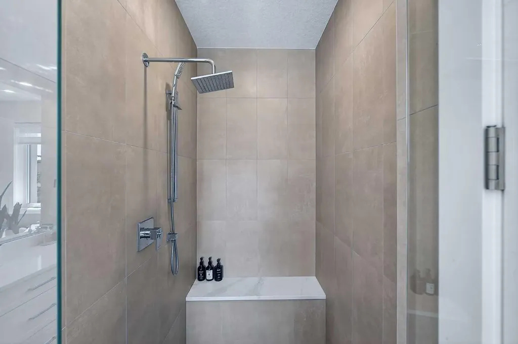 8124 47 Avenue NW Calgary AB T3B1Z5