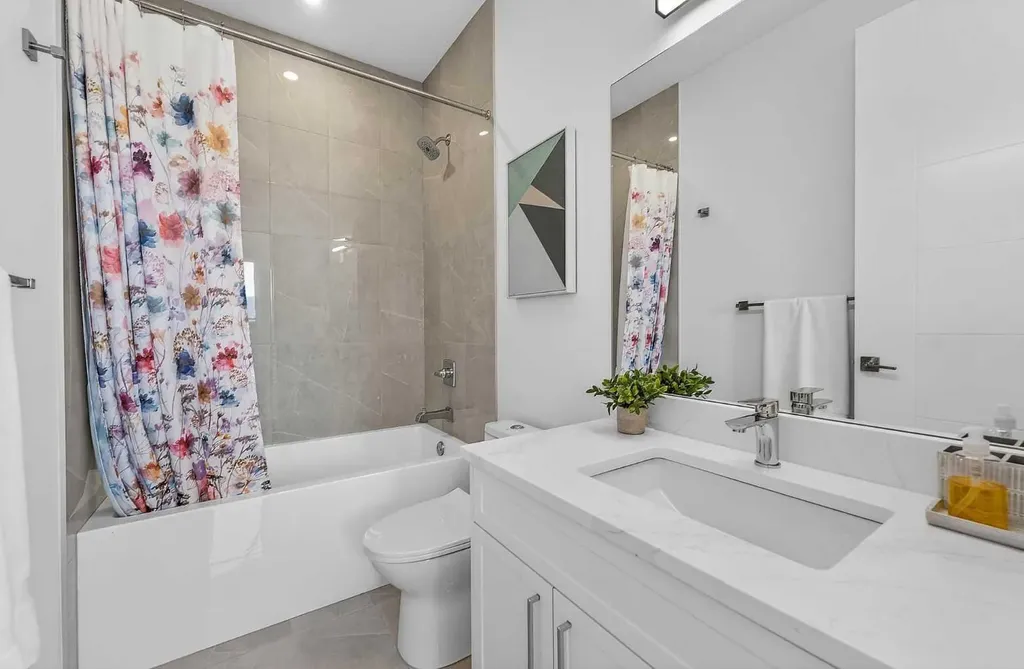 8124 47 Avenue NW Calgary AB T3B1Z5