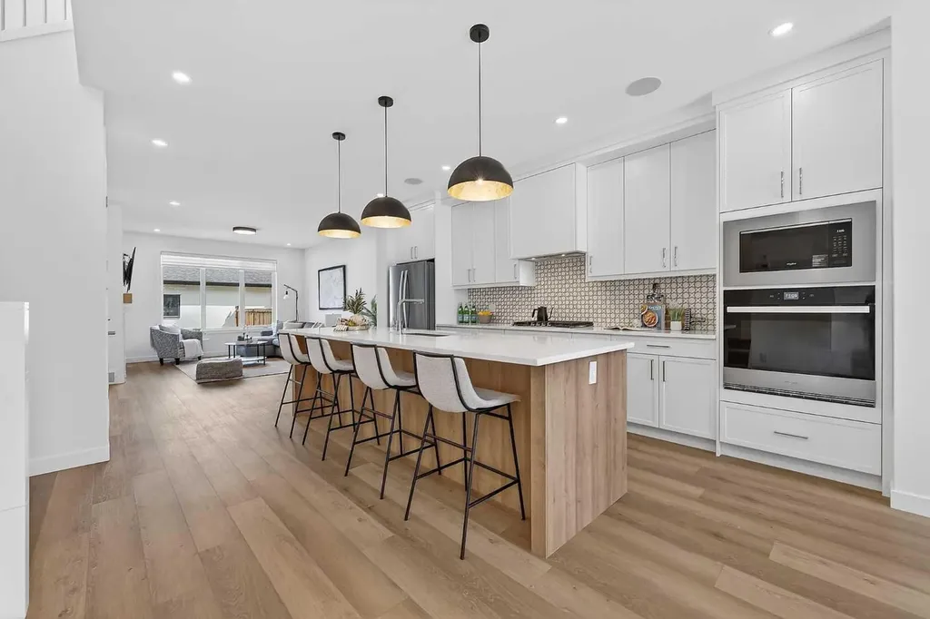 8124 47 Avenue NW Calgary AB T3B1Z5