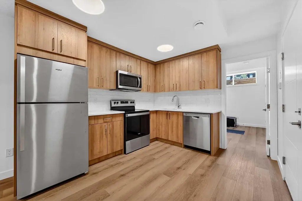 8124 47 Avenue NW Calgary AB T3B1Z5