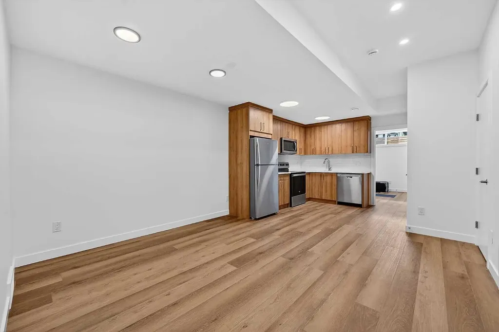 8124 47 Avenue NW Calgary AB T3B1Z5