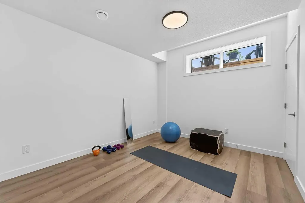 8124 47 Avenue NW Calgary AB T3B1Z5