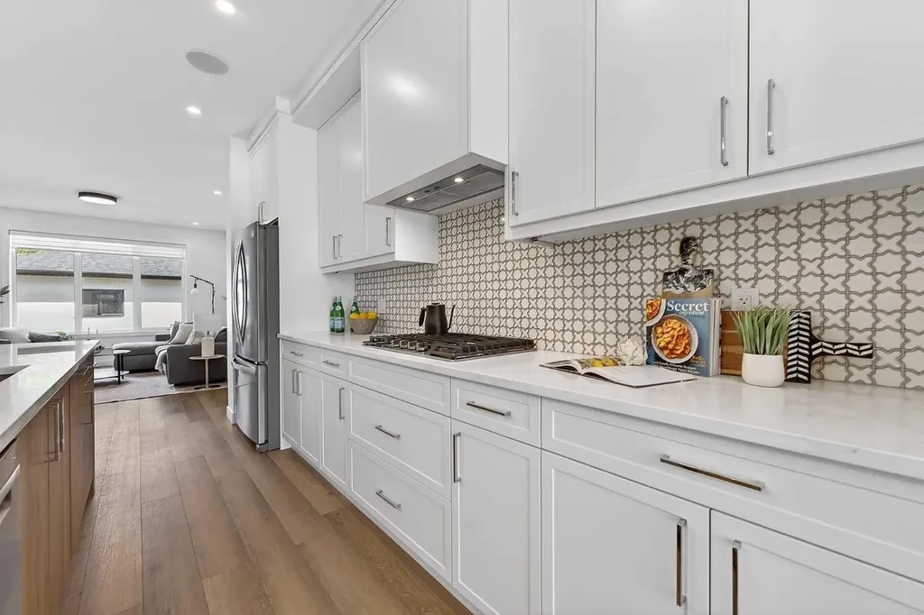 8124 47 Avenue NW Calgary AB T3B1Z5