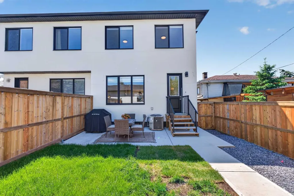 8124 47 Avenue NW Calgary AB T3B1Z5
