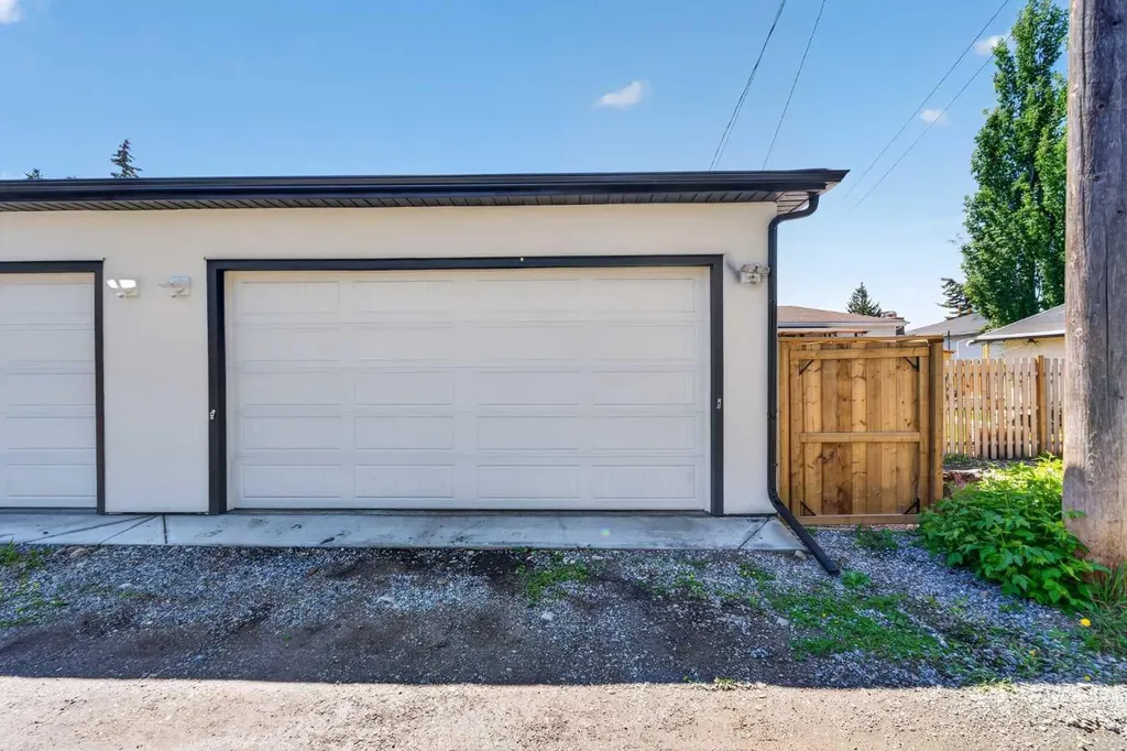 8124 47 Avenue NW Calgary AB T3B1Z5
