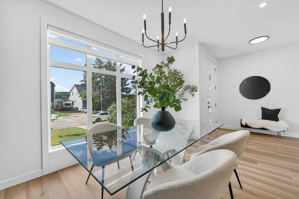 8124 47 Avenue NW Calgary AB T3B1Z5