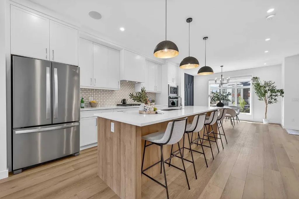 8124 47 Avenue NW Calgary AB T3B1Z5