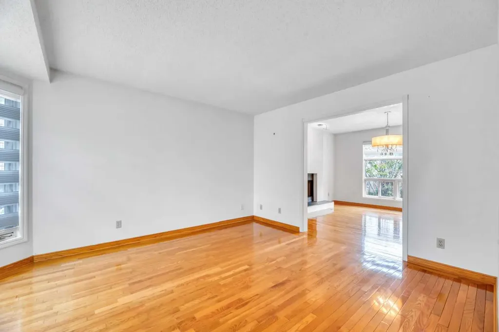 37 Shawbrooke Bay SW Calgary AB T2Y 3A1