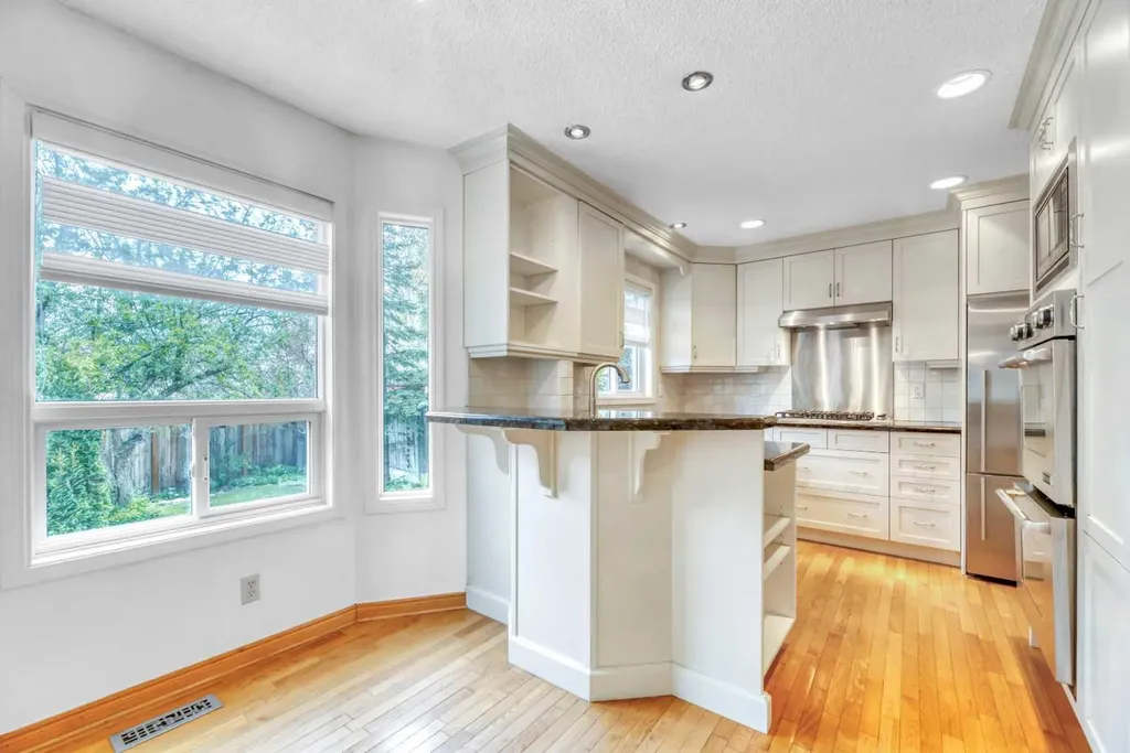 37 Shawbrooke Bay SW Calgary AB T2Y 3A1