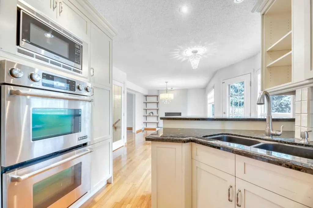 37 Shawbrooke Bay SW Calgary AB T2Y 3A1