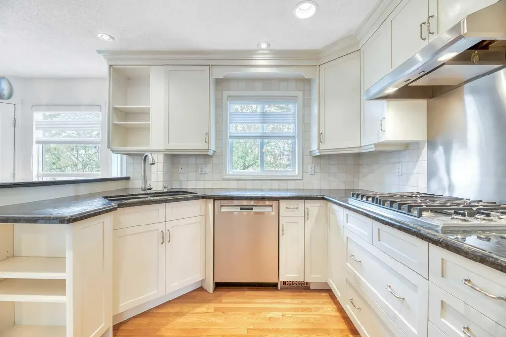 37 Shawbrooke Bay SW Calgary AB T2Y 3A1