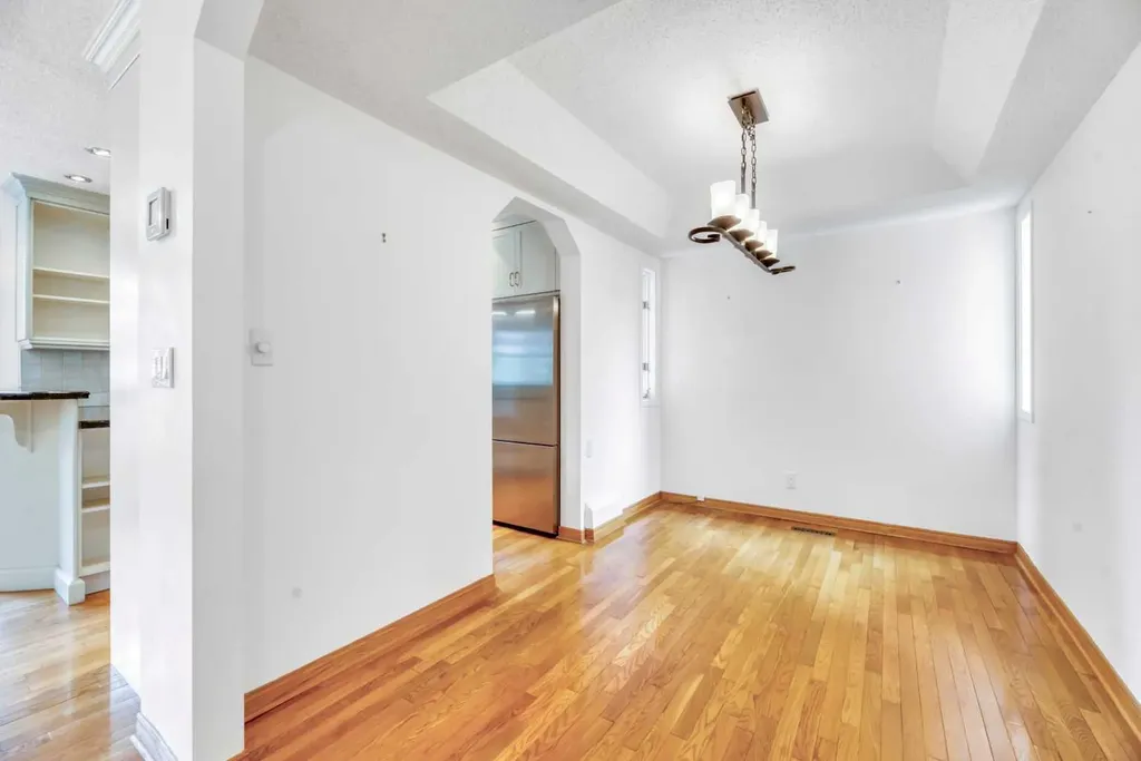 37 Shawbrooke Bay SW Calgary AB T2Y 3A1