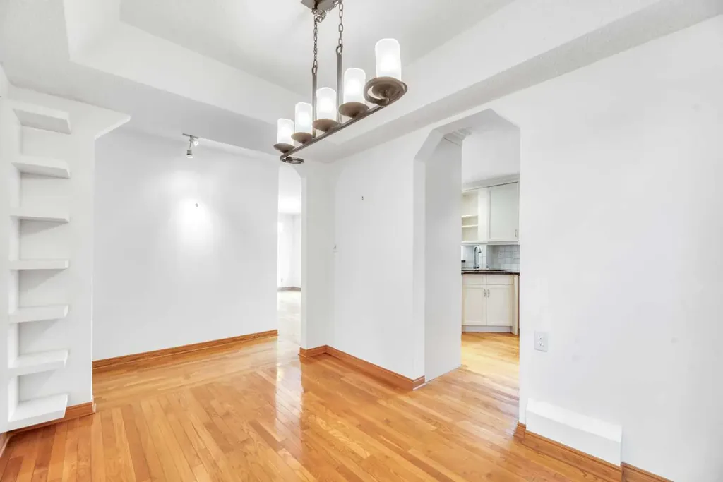 37 Shawbrooke Bay SW Calgary AB T2Y 3A1