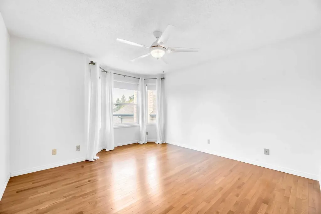 37 Shawbrooke Bay SW Calgary AB T2Y 3A1