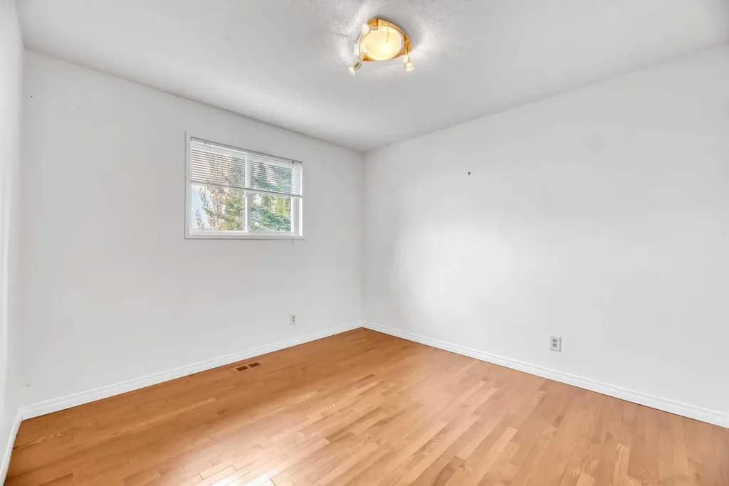 37 Shawbrooke Bay SW Calgary AB T2Y 3A1