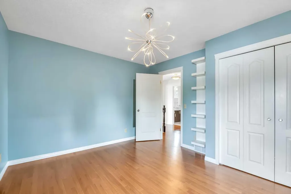 37 Shawbrooke Bay SW Calgary AB T2Y 3A1