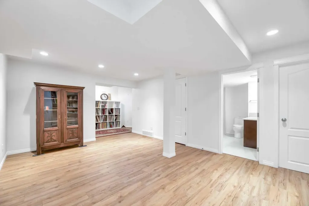 37 Shawbrooke Bay SW Calgary AB T2Y 3A1