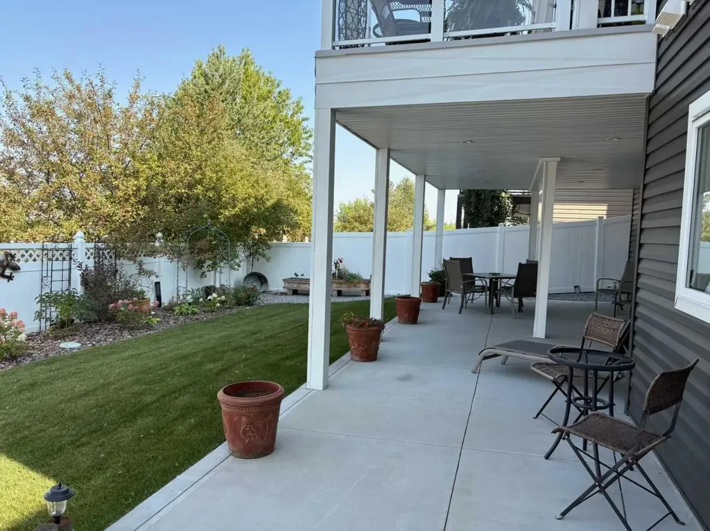 5 Leonard Close Sylvan Lake AB T4S 0E7