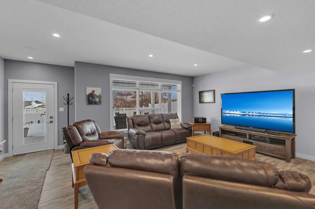 5 Leonard Close Sylvan Lake AB T4S 0E7