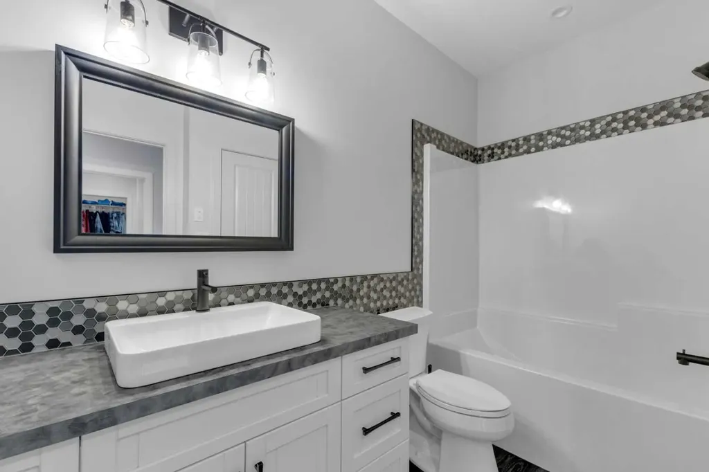 5 Leonard Close Sylvan Lake AB T4S 0E7