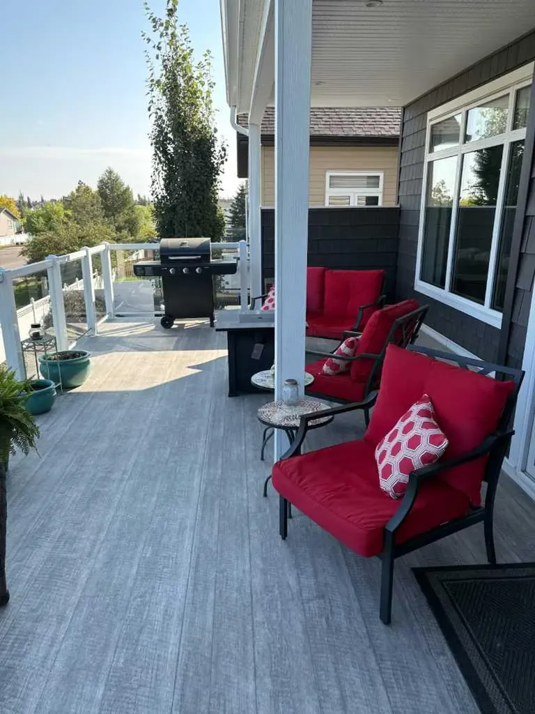 5 Leonard Close Sylvan Lake AB T4S 0E7