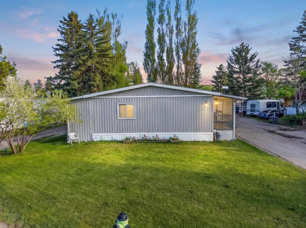3223 83 Street Calgary AB T3B 5M7
