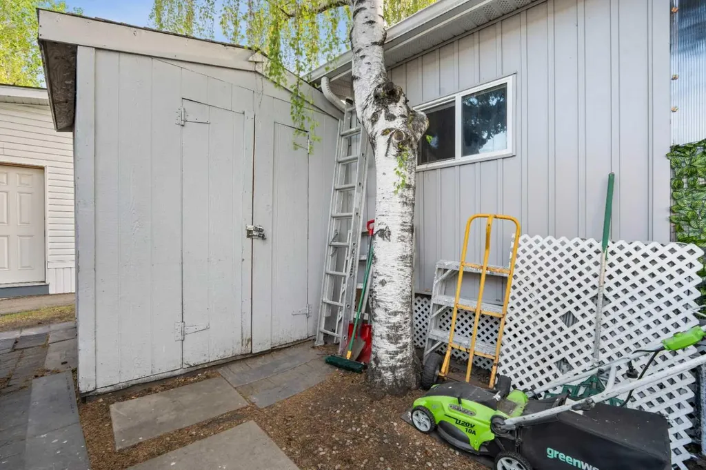 3223 83 Street Calgary AB T3B 5M7