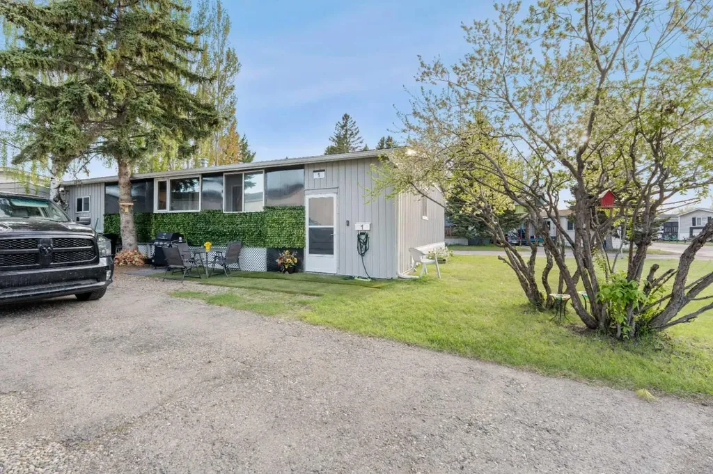 3223 83 Street Calgary AB T3B 5M7