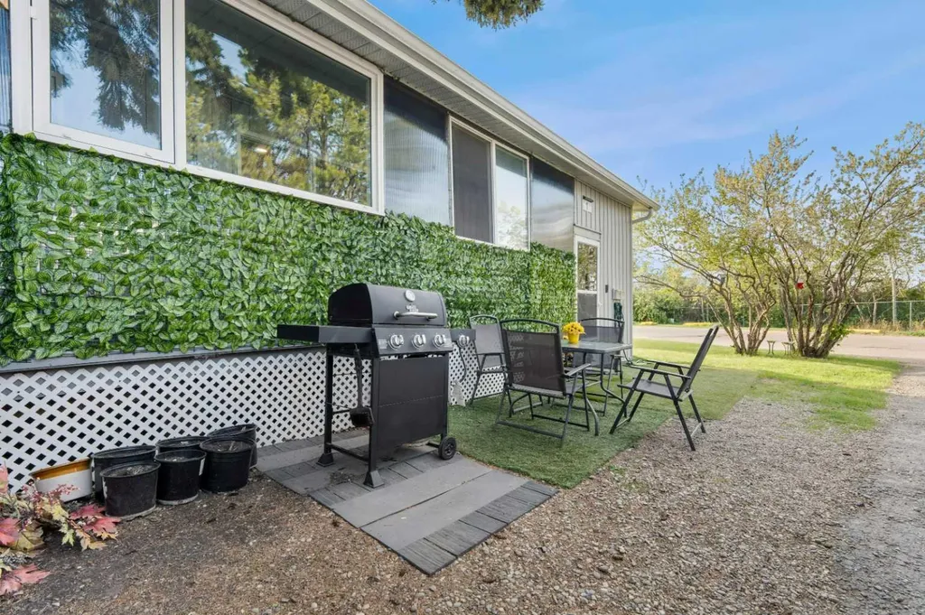 3223 83 Street Calgary AB T3B 5M7
