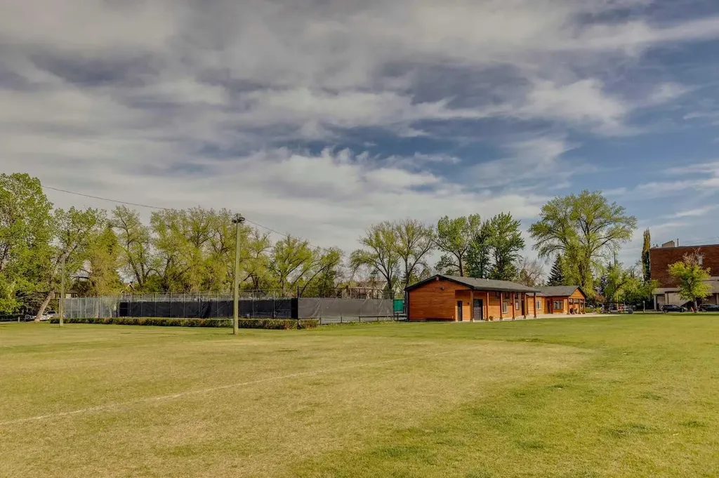 3237 7 Street SW Calgary AB T2T 2X8
