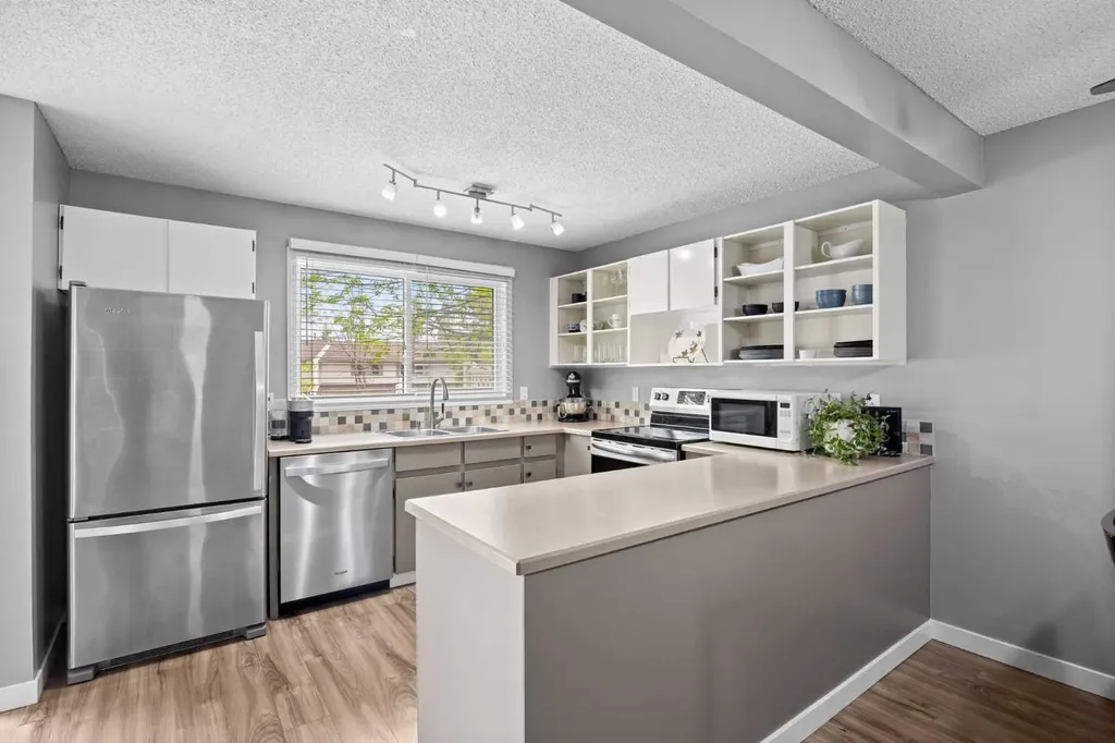 165 Woodmont Terrace SW Calgary AB T2W 4Z4
