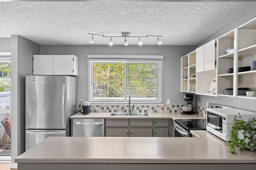 165 Woodmont Terrace SW Calgary AB T2W 4Z4