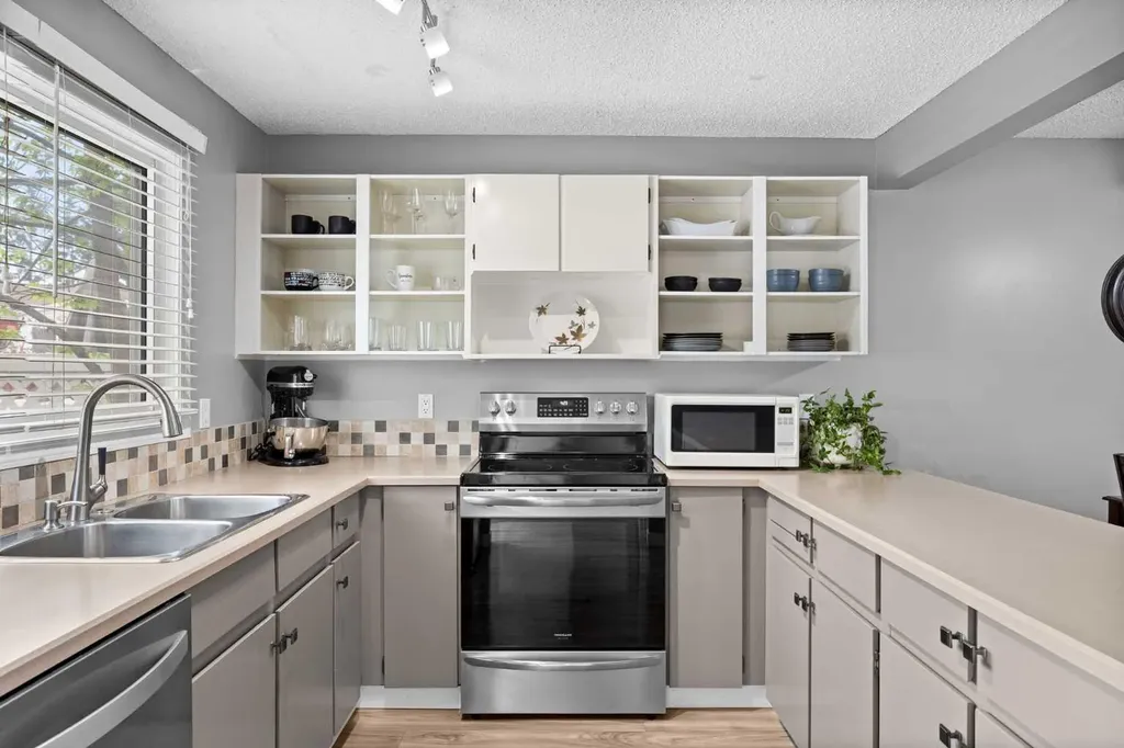 165 Woodmont Terrace SW Calgary AB T2W 4Z4