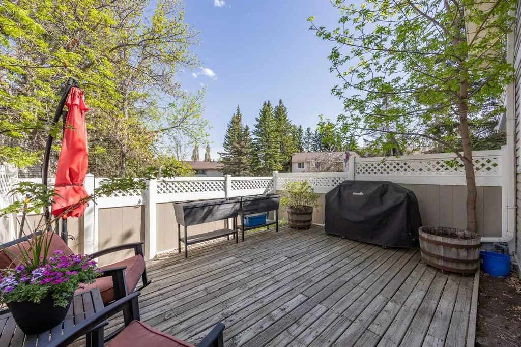 165 Woodmont Terrace SW Calgary AB T2W 4Z4
