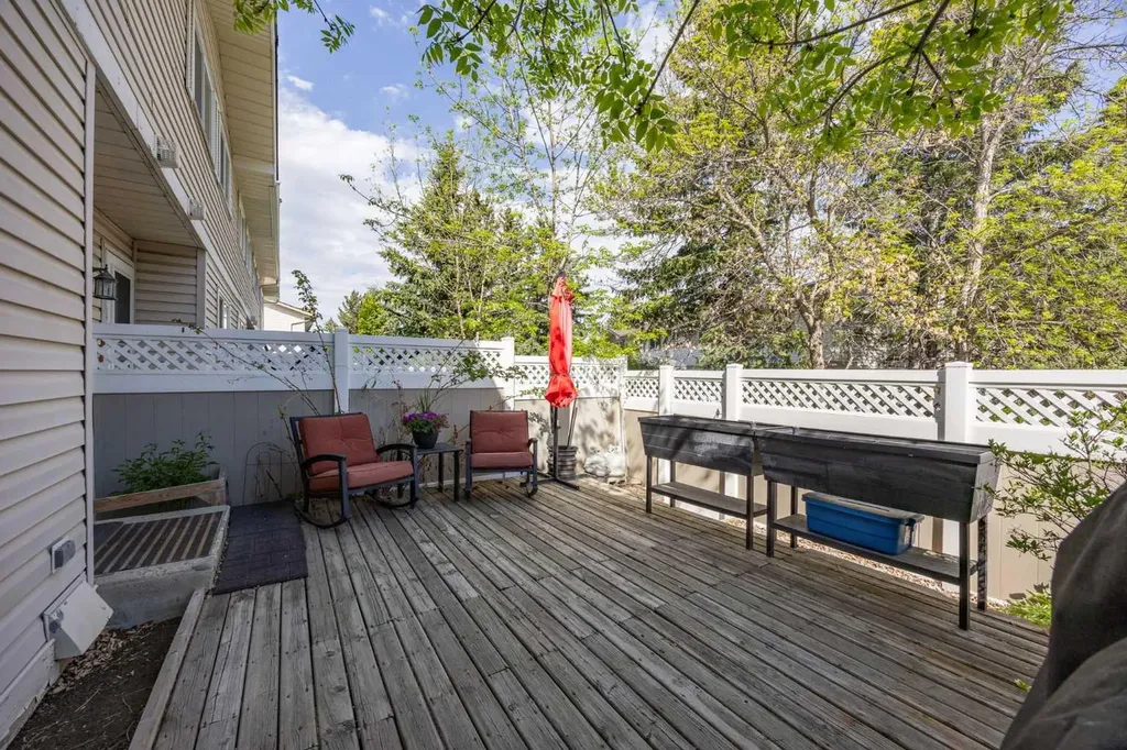 165 Woodmont Terrace SW Calgary AB T2W 4Z4