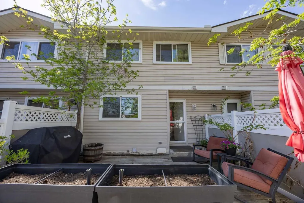 165 Woodmont Terrace SW Calgary AB T2W 4Z4