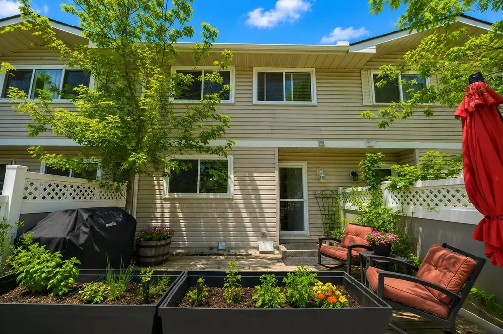 165 Woodmont Terrace SW Calgary AB T2W 4Z4
