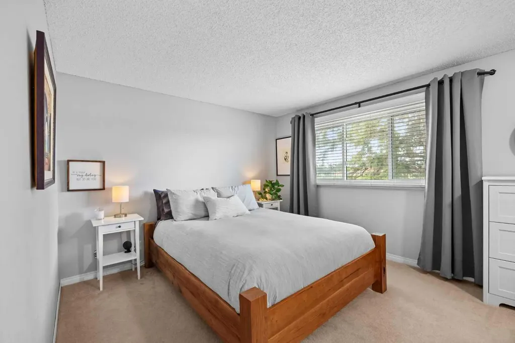 165 Woodmont Terrace SW Calgary AB T2W 4Z4