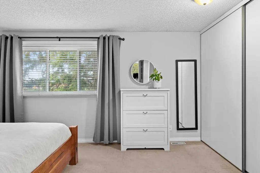 165 Woodmont Terrace SW Calgary AB T2W 4Z4