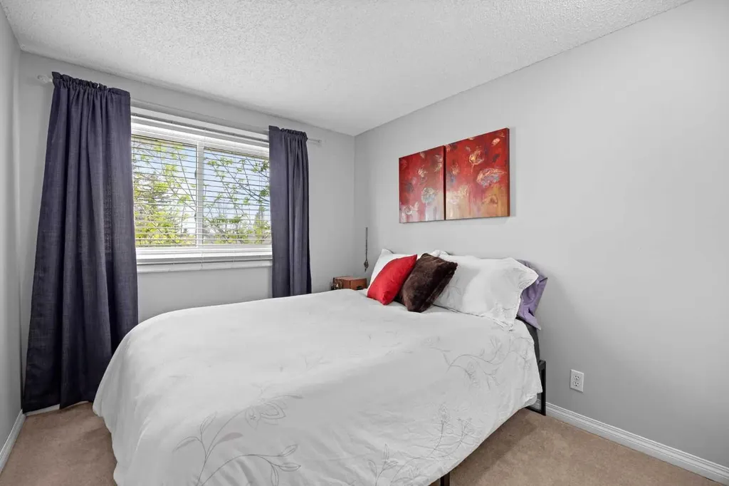 165 Woodmont Terrace SW Calgary AB T2W 4Z4