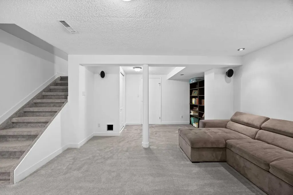 165 Woodmont Terrace SW Calgary AB T2W 4Z4