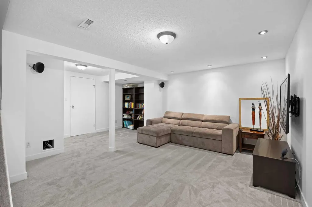 165 Woodmont Terrace SW Calgary AB T2W 4Z4