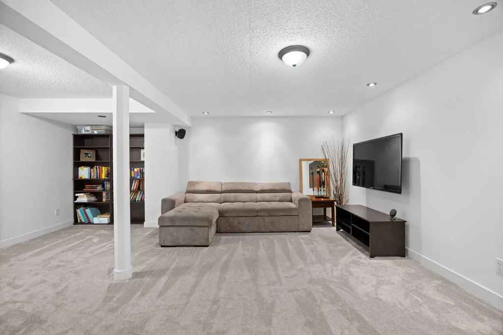 165 Woodmont Terrace SW Calgary AB T2W 4Z4