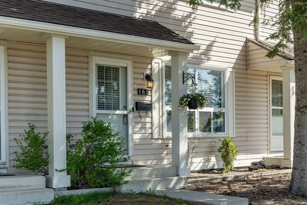 165 Woodmont Terrace SW Calgary AB T2W 4Z4