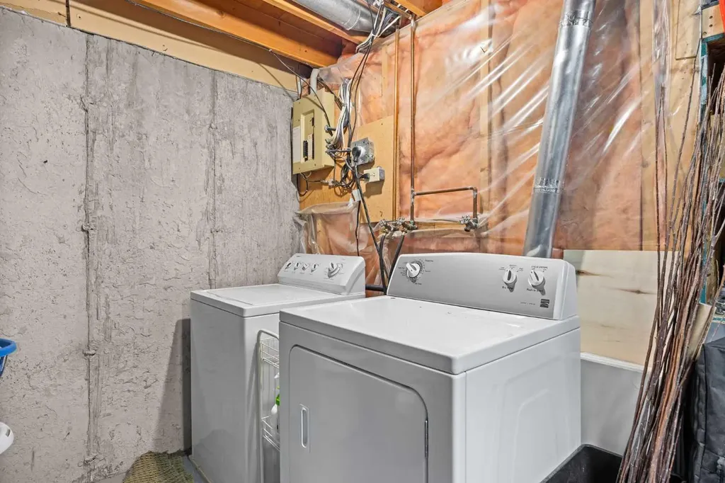 165 Woodmont Terrace SW Calgary AB T2W 4Z4