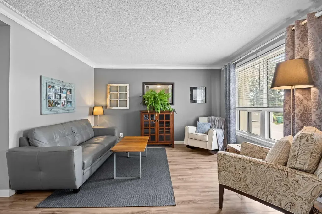 165 Woodmont Terrace SW Calgary AB T2W 4Z4