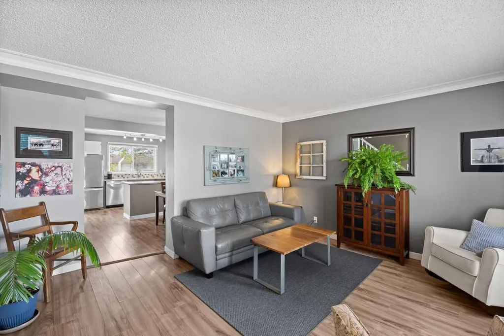 165 Woodmont Terrace SW Calgary AB T2W 4Z4